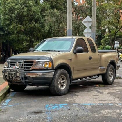 FORD F150XLT LARIAT AT 5400CC 4X4 MOD 2001 usado en venta en Bogotá - CUB