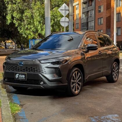 Toyota Corolla Cross FL SE-G Hybrid 2026 en venta en Bogotá color gris metálico
