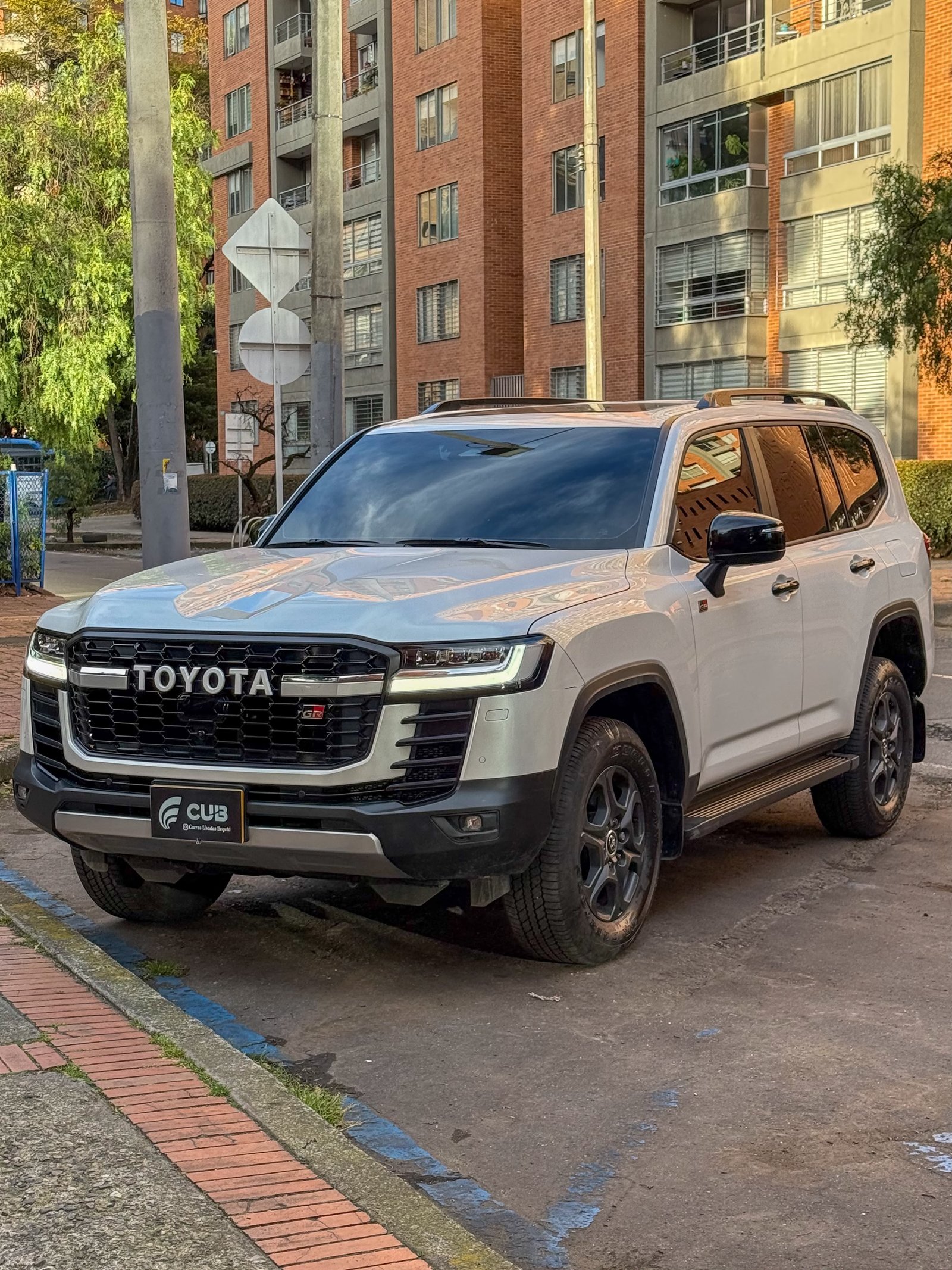 Toyota Land Cruiser LC300 GR Sport 2026 blanco perla glaciar en venta en Bogotá
