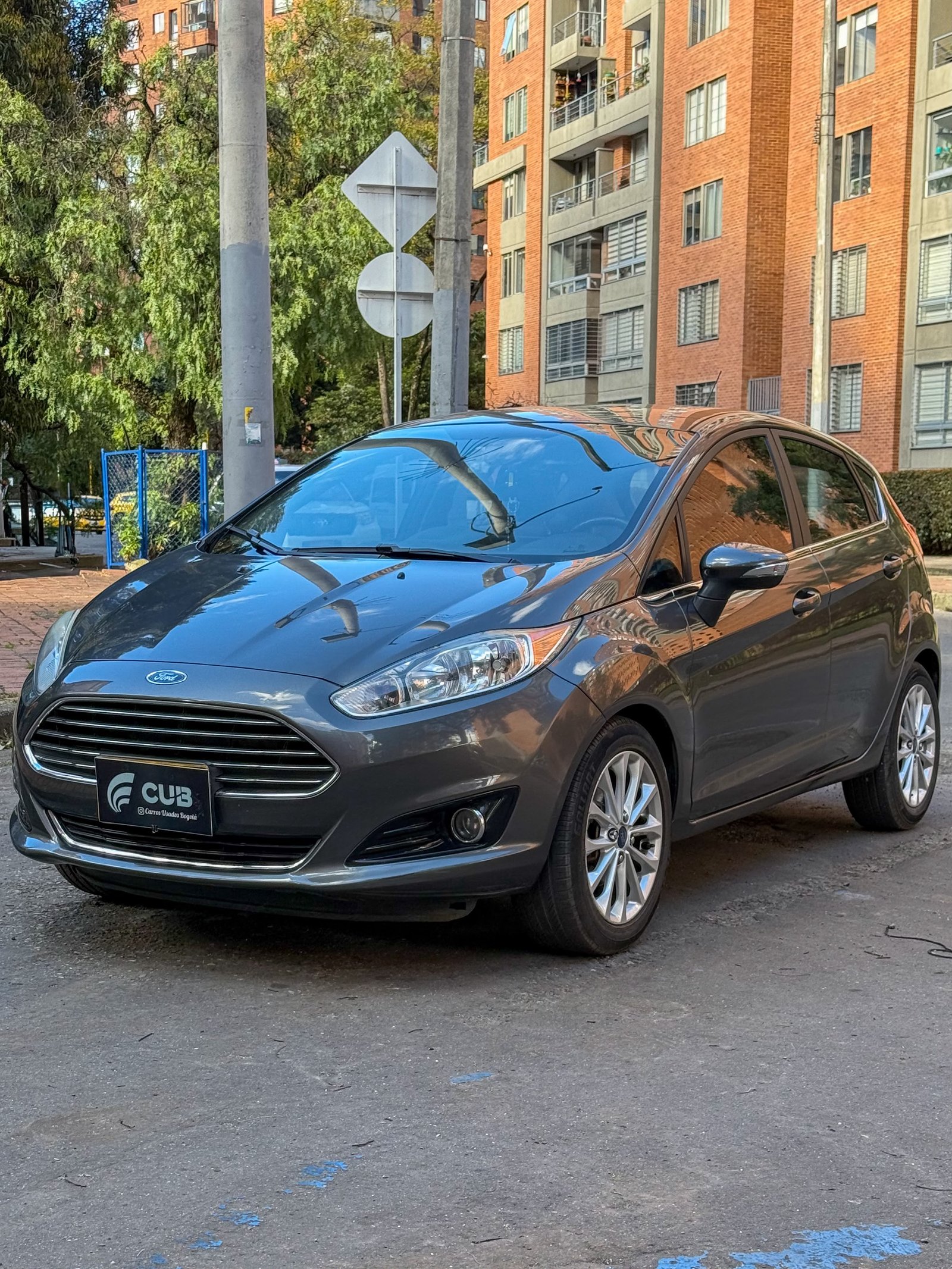Ford Fiesta Hatchback Titanium 2017 gris magnético en venta en Bogotá