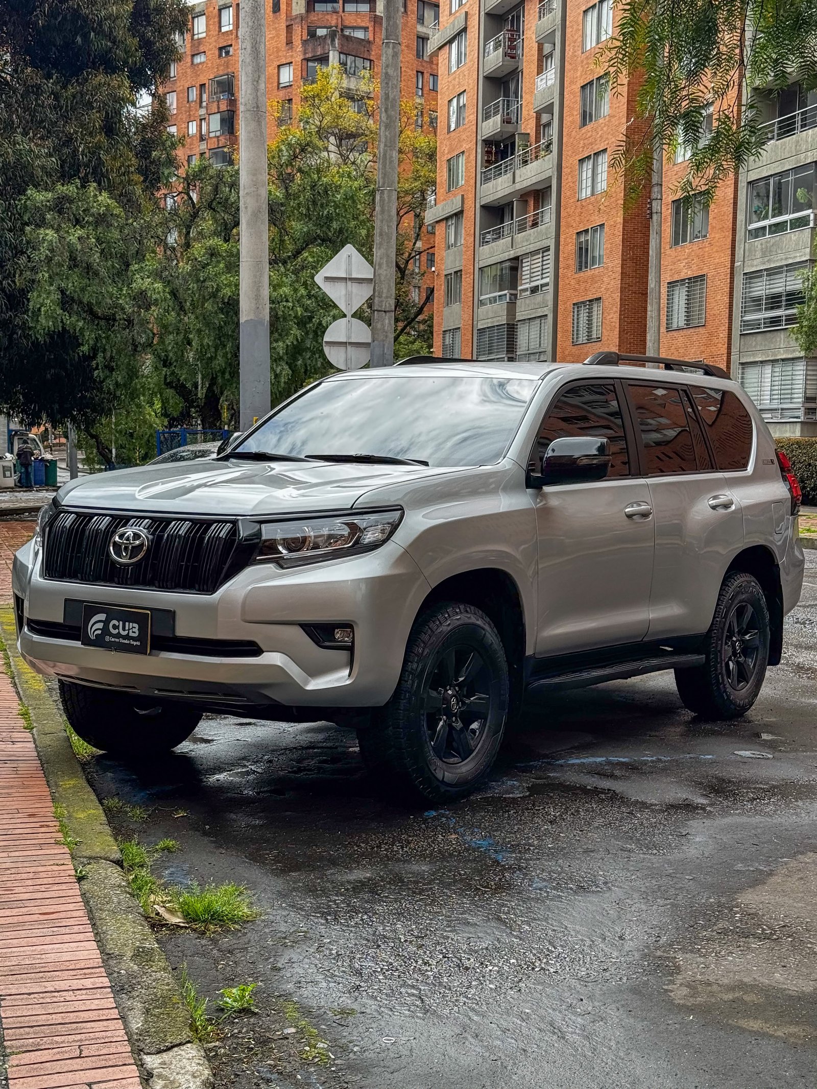 Toyota Prado LC150 TX 2016 plata metálico en venta en Bogotá