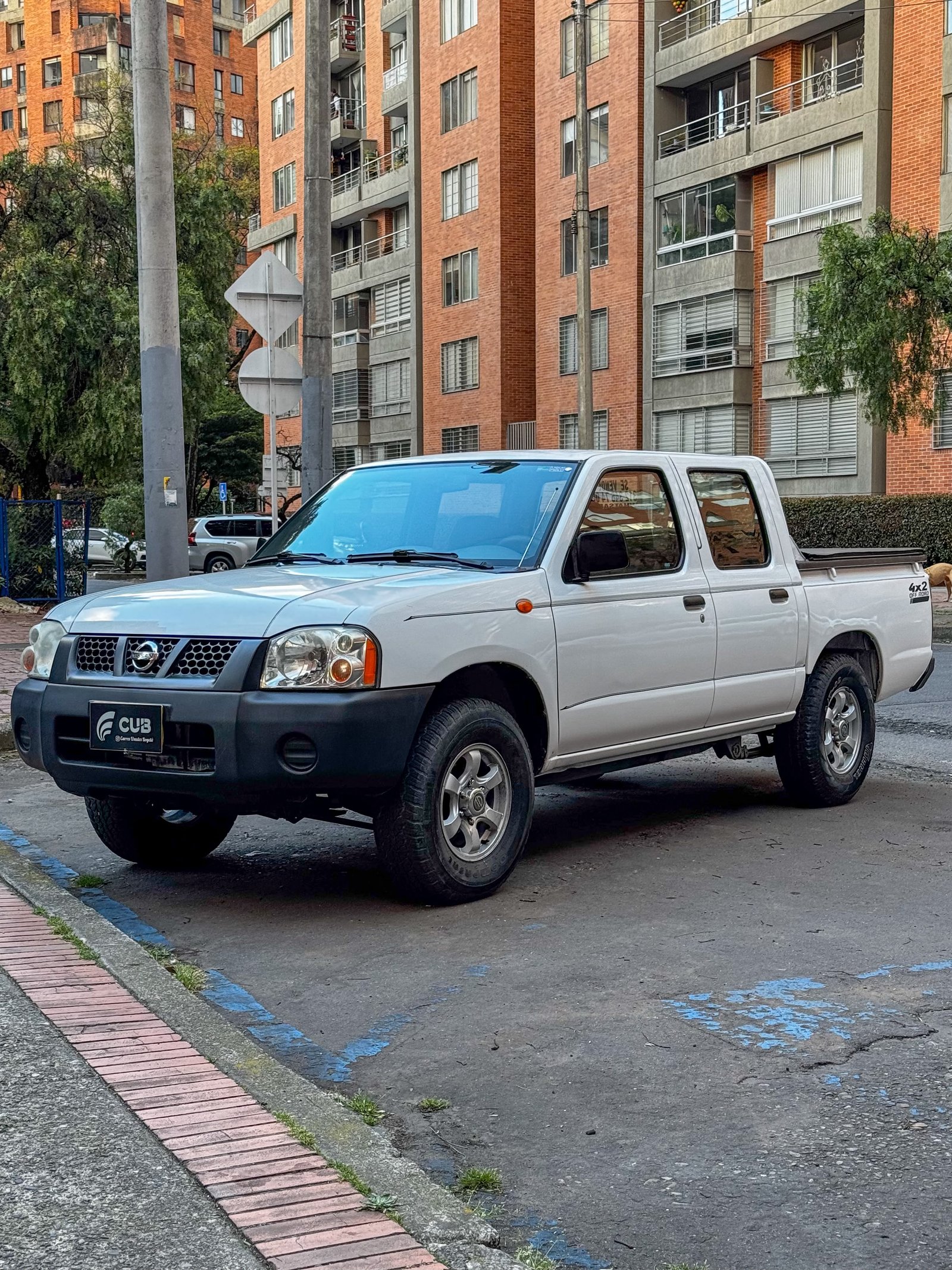 Nissan NP300 Frontier 2.4L MT 4x2 2013 con 126.000 km, motor gasolina de 133 hp y 208 Nm, caja mecánica, doble cabina para 5 pasajeros, aire acondicionado, ABS y 2 airbags. Vehículo asegurable y con peritaje disponible.