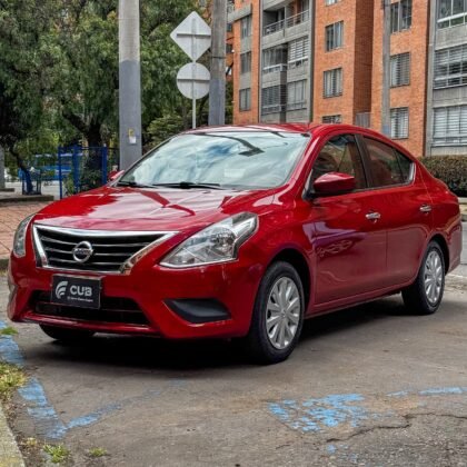 Nissan Versa Sense automático 2015 rojo perlado en venta en Bogotá