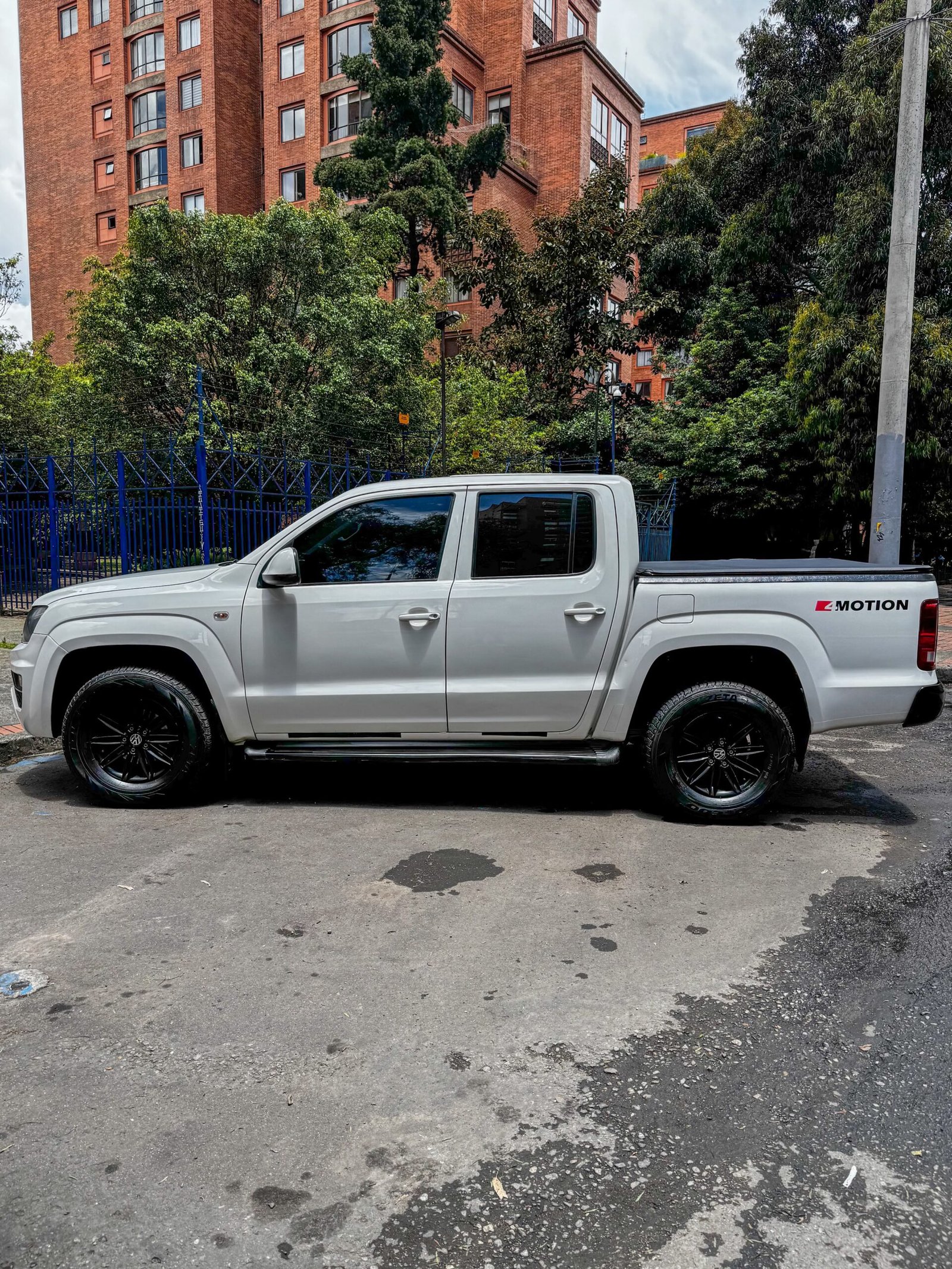 VOLKSWAGEN AMAROK DOBLE CABINA 2.0 DIESEL 4X4 MT 2021