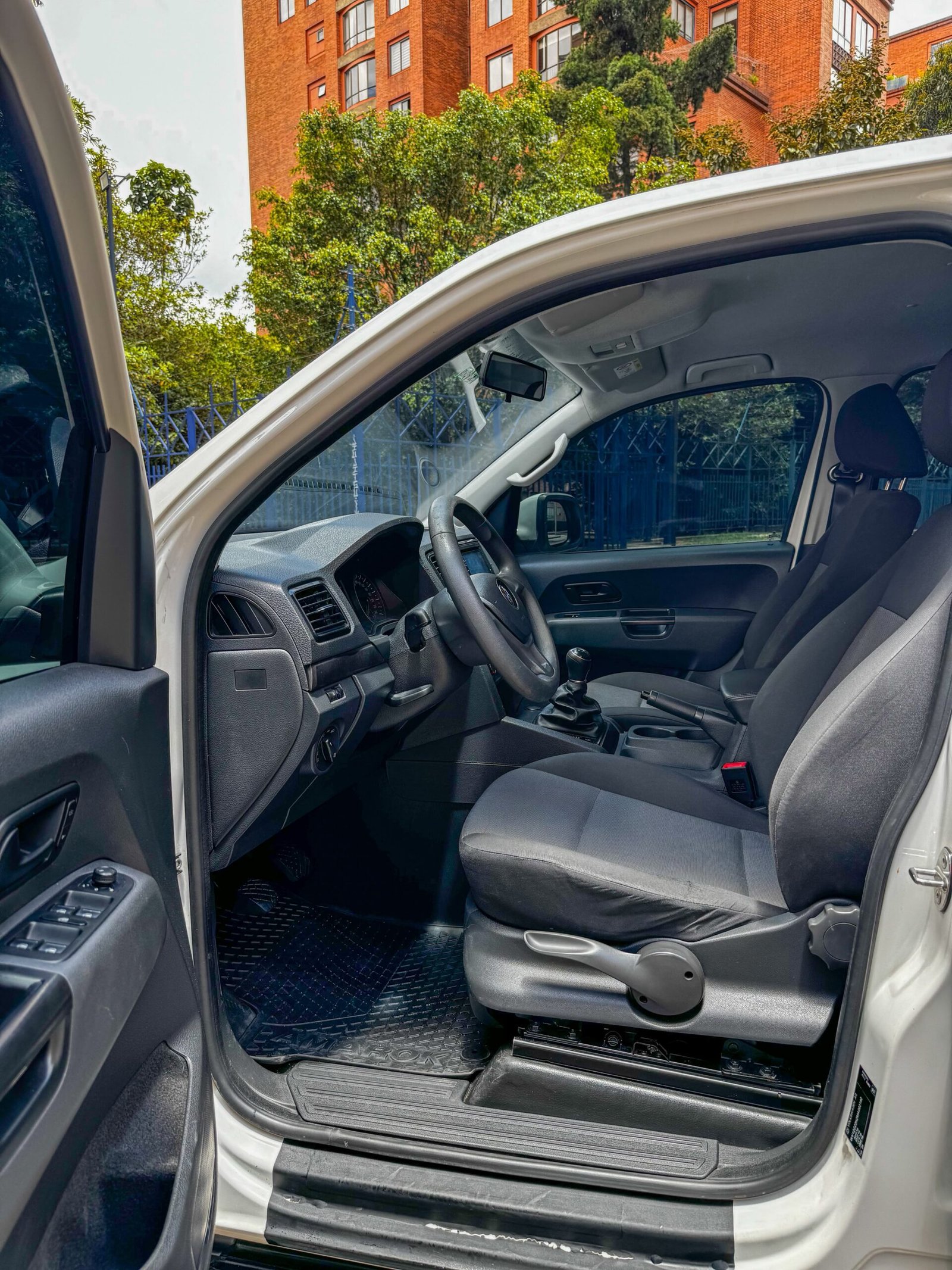 VOLKSWAGEN AMAROK DOBLE CABINA 2.0 DIESEL 4X4 MT 2021