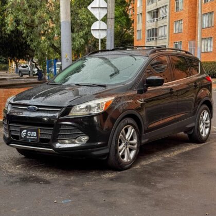 Ford Escape SE 2015 4x4 automática, 115.000 km, 240 hp, sunroof, cuero y cámara de reversa. Financiación disponible en Bogotá.