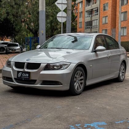 BMW 318i E90 LCI MT 2.0 2009 color Plata Titán Metalizado en venta en Bogotá